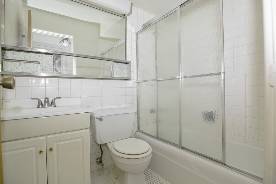 Building Photo - 650 W Wrightwood Ave