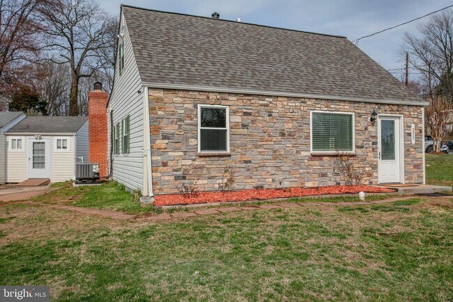 Building Photo - 232 Cabbel Dr