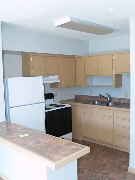 Building Photo - 710 Iris St