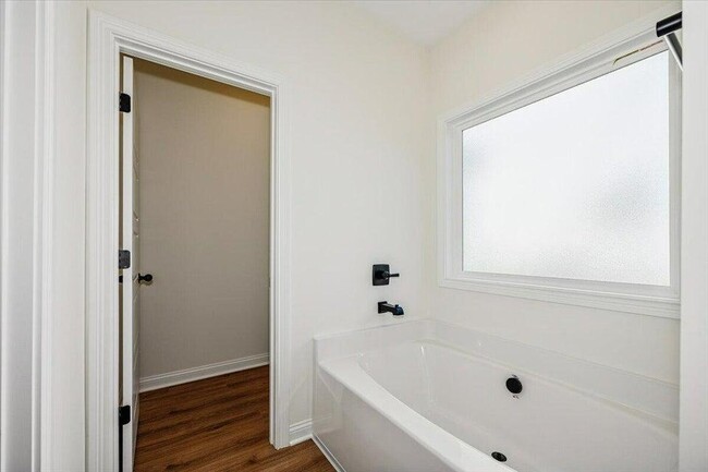 Building Photo - 105 Clearwater Dr