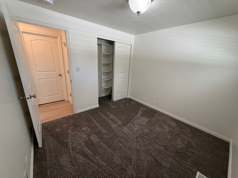 Building Photo - 869 N 400 E