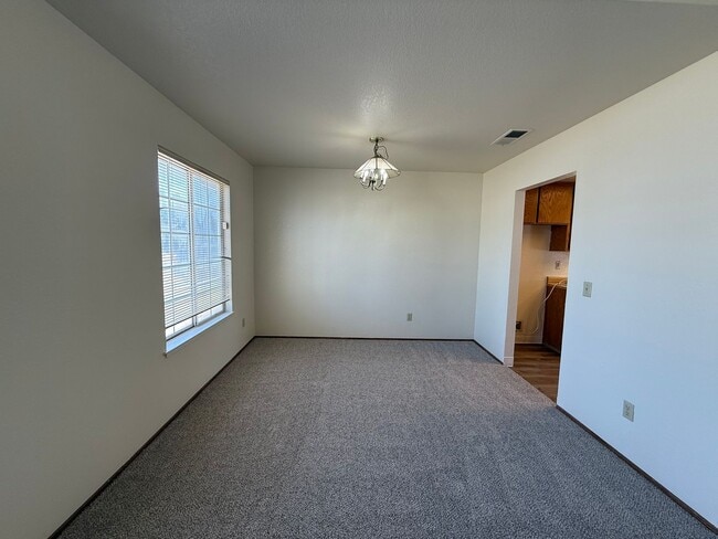 Building Photo - Spacious 4bed 2bath home in the Rio Linda/...