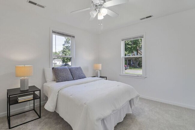 Building Photo - Charming 3 Bed 1 Bath Home Available Immed...