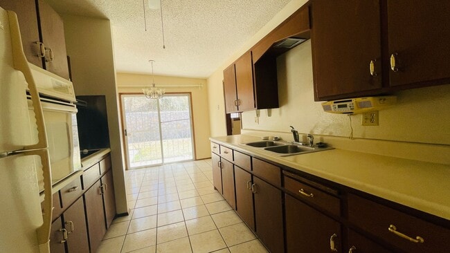 Building Photo - Westside 3 Bedroom 1.75 Bath