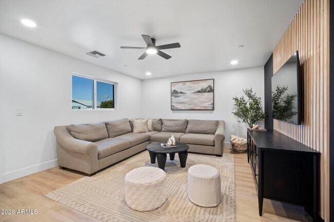 Building Photo - 8513 E Indianola Ave