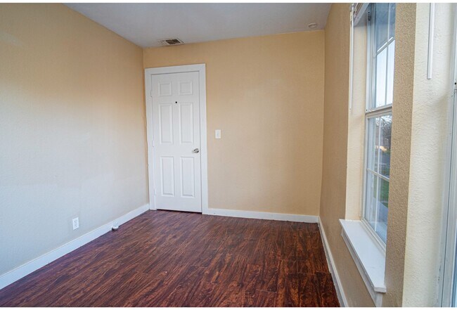 Building Photo - 526 Cooper St