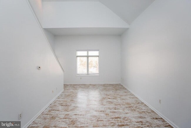 Building Photo - 523 Carson Terrace