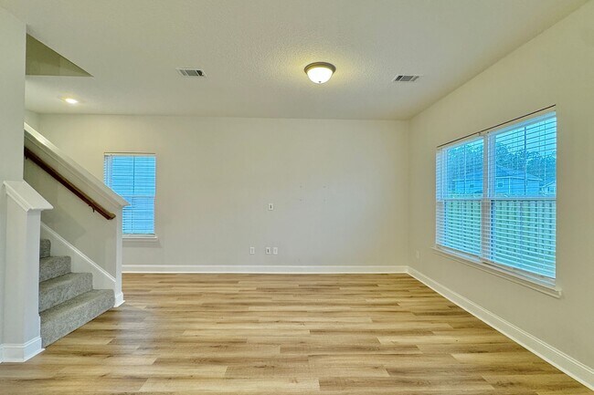 Building Photo - AVAILABLE NOW! (Pet Friendly)