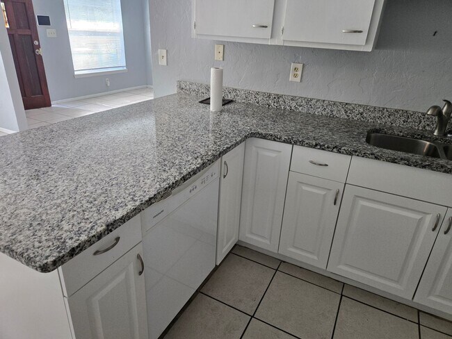 Building Photo - Bright 2BR/2BA Home with Garage