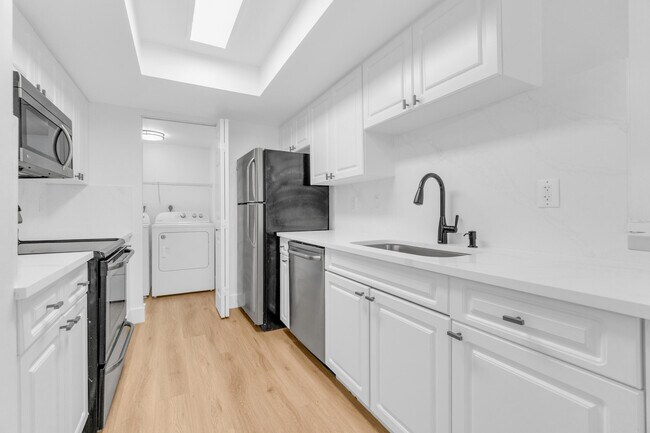 Building Photo - 400 Crestwood Ct N