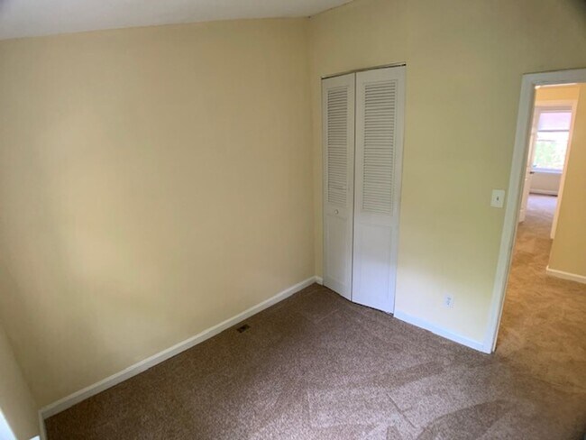 Building Photo - 1806 Sara Ln