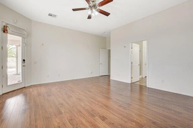 Large Owners Bedroom - 3034 Constable St