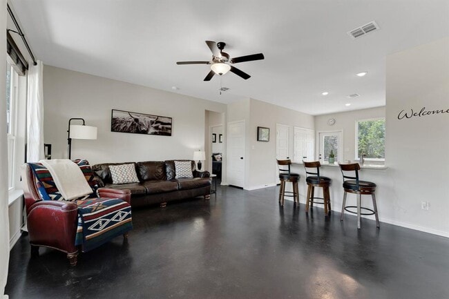Building Photo - 1089 Hidden Hills Dr