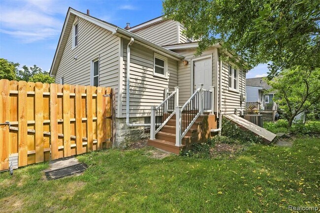 Building Photo - 329 Sonoma Ave