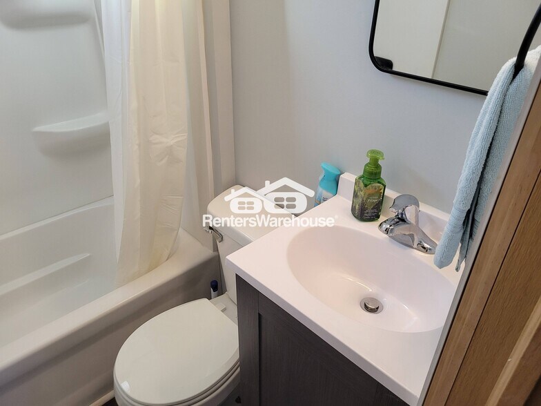 Building Photo - 206 Main St W