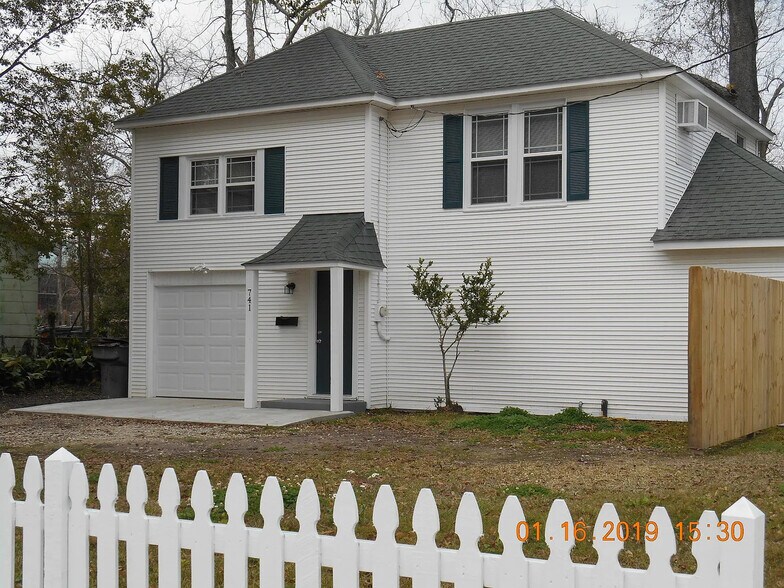 Primary Photo - 741 Clarence St
