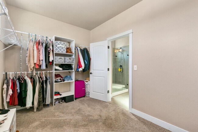 Building Photo - 4 Bedroom, 4 bathroom, Plus office and Loft!