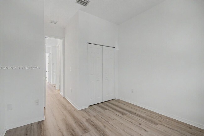 Building Photo - 975 NE 42nd Terrace