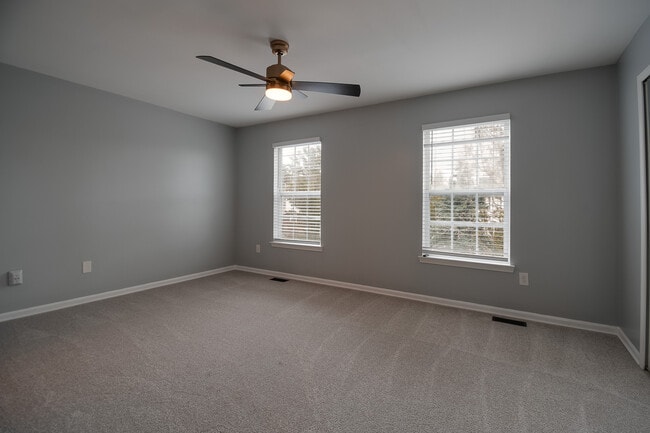 Building Photo - 1374 Village Dr