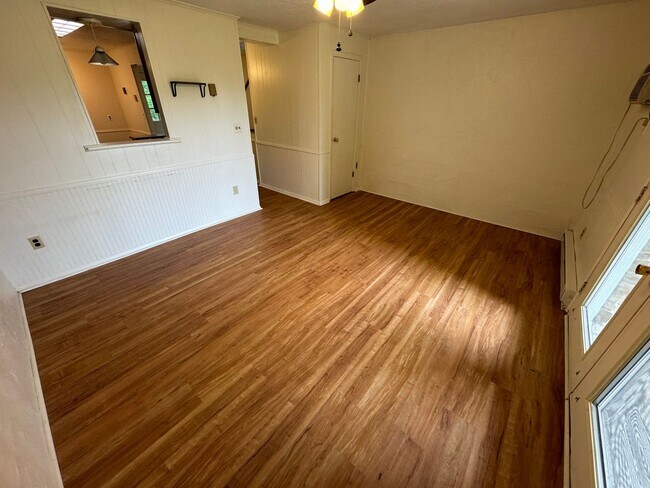 Building Photo - 2 Bedroom Townhome