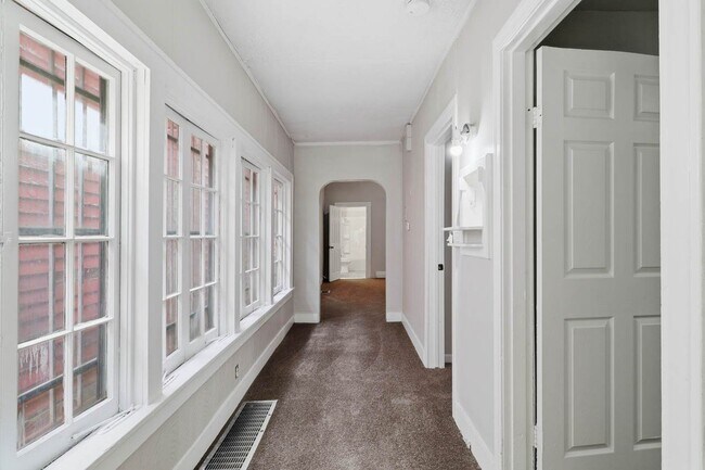 Building Photo - Freshly Renovated 4 Bedroom Home