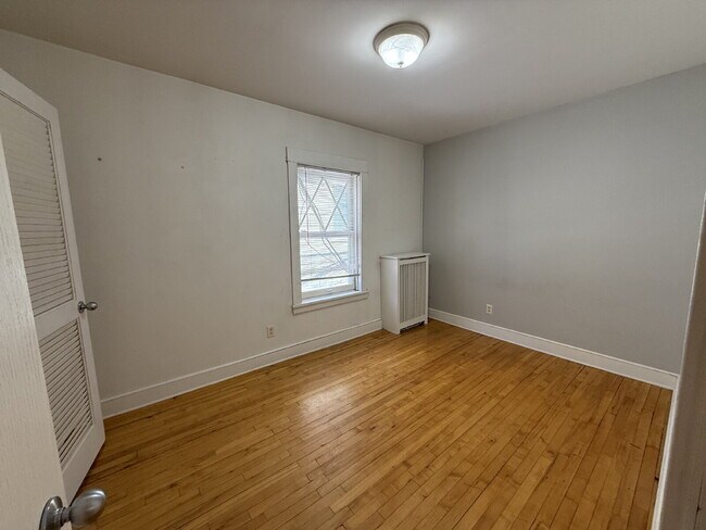 Building Photo - 1 Bed 1 Bath Historic Preserved Douglas Apartments in Desirable Lowry Hill
