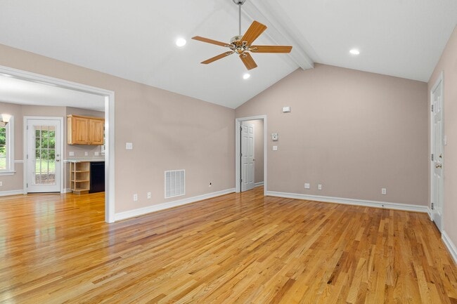 Building Photo - Haw Creek Gem