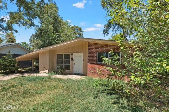 Building Photo - 835 Pine Tree Dr