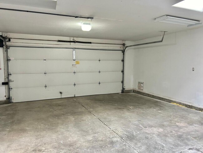 Building Photo - 711 Tramway Pl NE