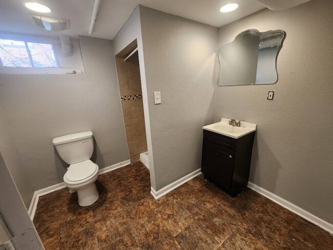 Building Photo - Nice 2 Bedroom Single House with Garage Available NOW