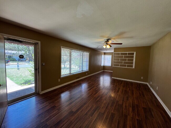 Building Photo - Stunning 3 Bedroom Home Located in the Medical District