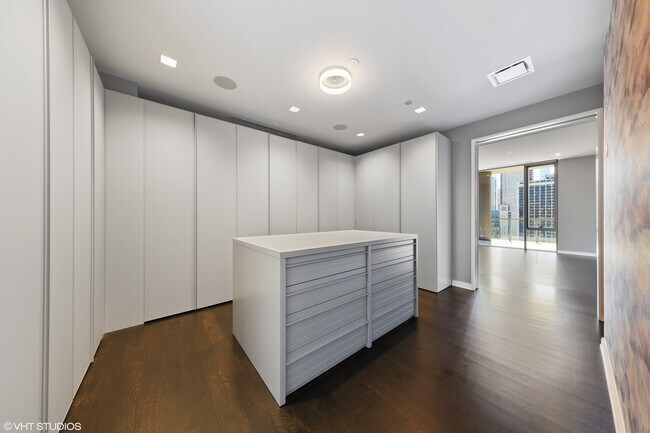 Building Photo - 4 E Elm St