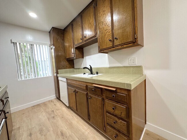 Building Photo - Vintage & Gorgeous 1bd/1ba unit in Sherman...