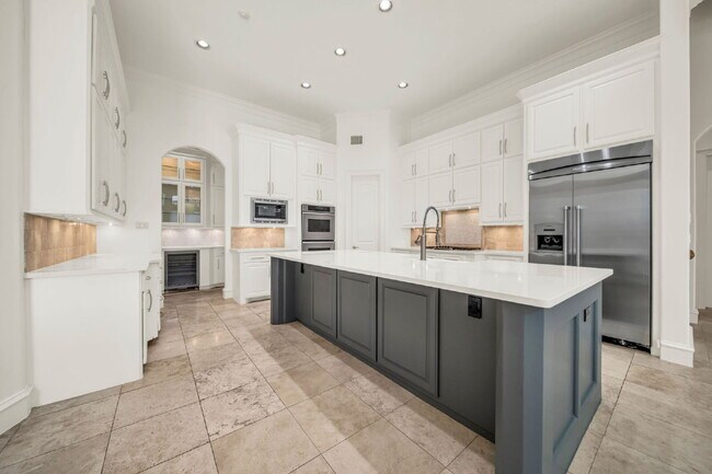 Building Photo - Exceptional 5-bedroom home (2 down) in des...