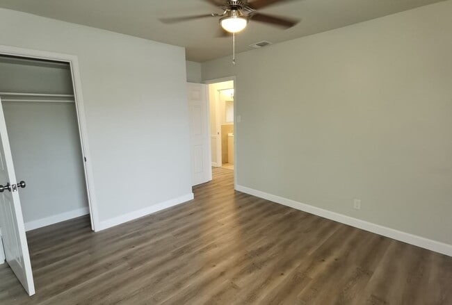 Building Photo - 4 Bedroom 2 bath in Valley High