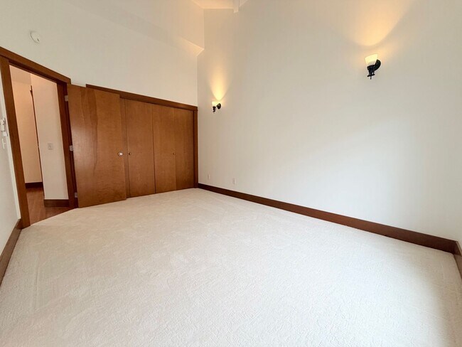 Building Photo - Charming Home in Leschi!