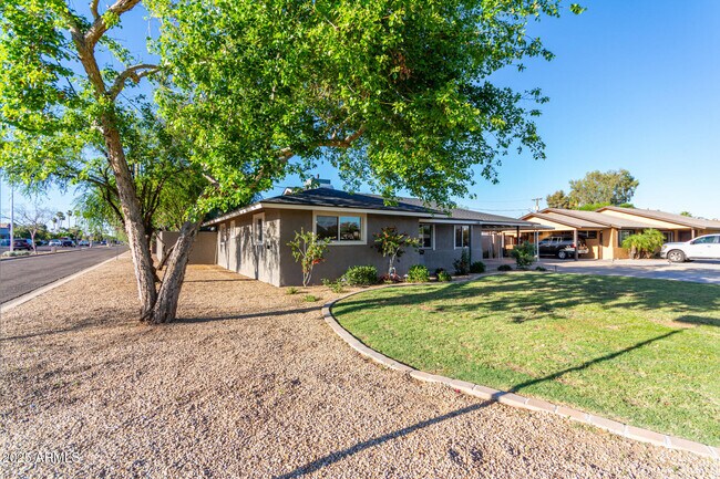Building Photo - 1422 W Orange Dr