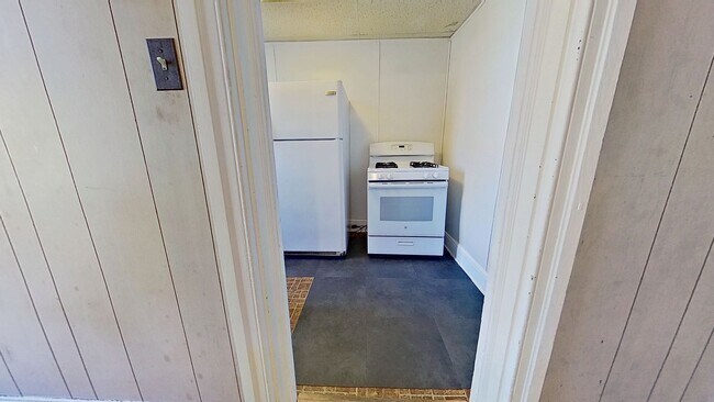 Building Photo - Spacious 3 Bedroom 2nd/3rd Floor Apartment in York City