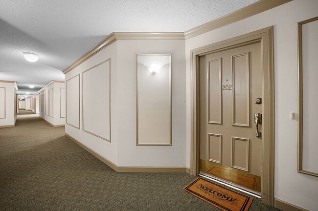 Building Photo - Spacious 2-Bedroom, 2-Bath Condominium in ...