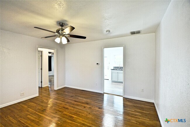 Building Photo - 571 W Merriweather St