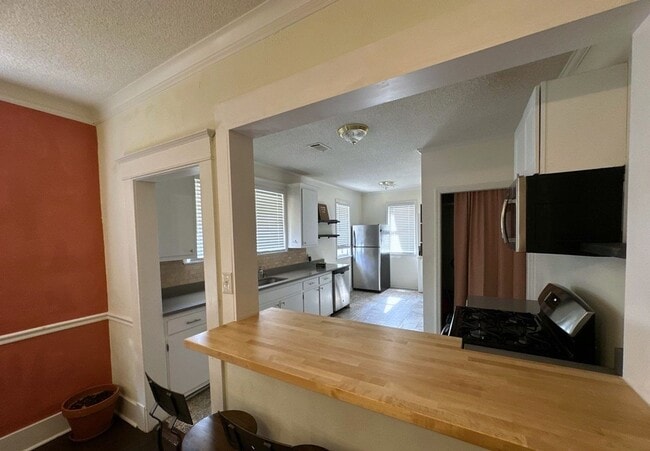 Building Photo - Beautiful 4 Bedroom Home Available