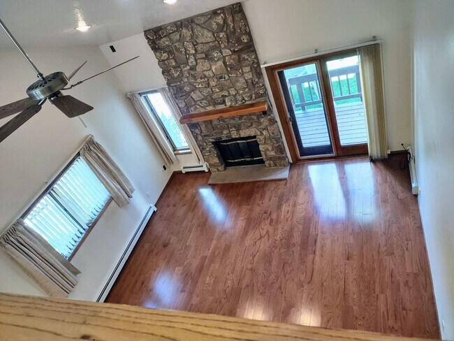Building Photo - Spacious Downtown Townhome Available Now!