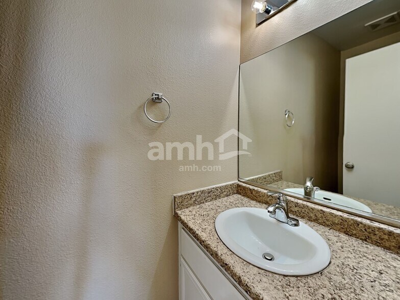 Building Photo - 7400 Fencerow St