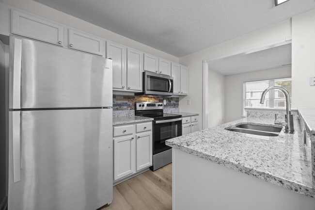 Building Photo - Newly Renovated Townhome!