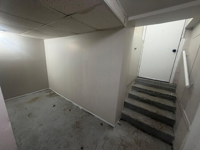 Building Photo - For rent - Spacious 3 Bed / 2 Bath Home