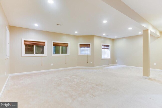 Building Photo - 18353 Fairway Oaks Square