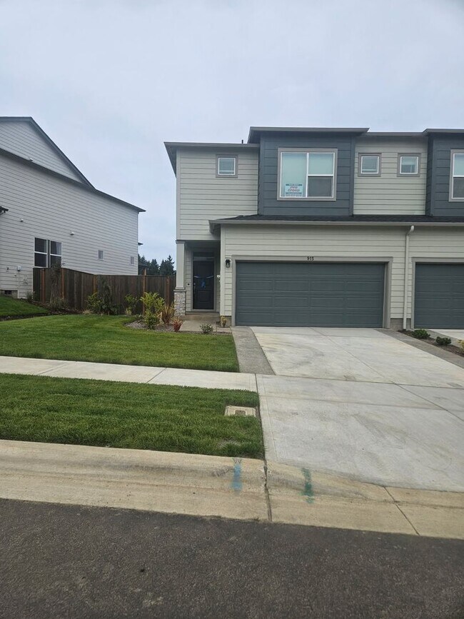 Building Photo - Brand New 3 bdrm 2 1/2 bath townhouse
