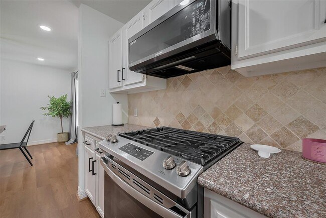 Building Photo - 8057 Ridgeview Dr