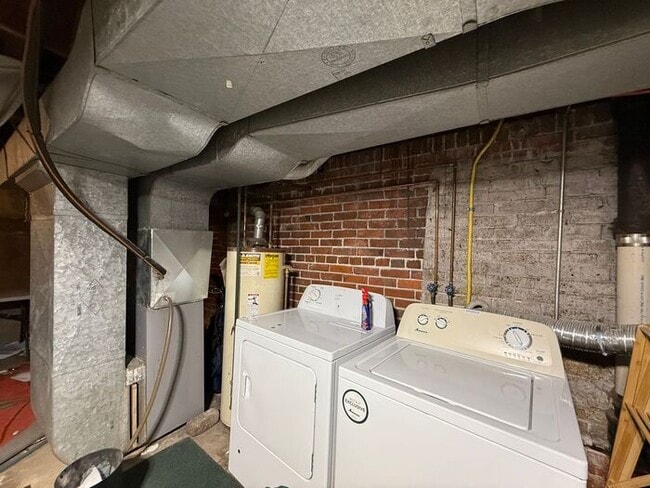 Building Photo - $2,800 | 4 Bedroom, 2 Bathroom House | NO ...