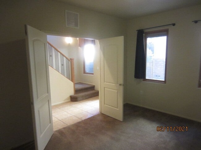 Building Photo - Fantastic home located in A Gated Communit...